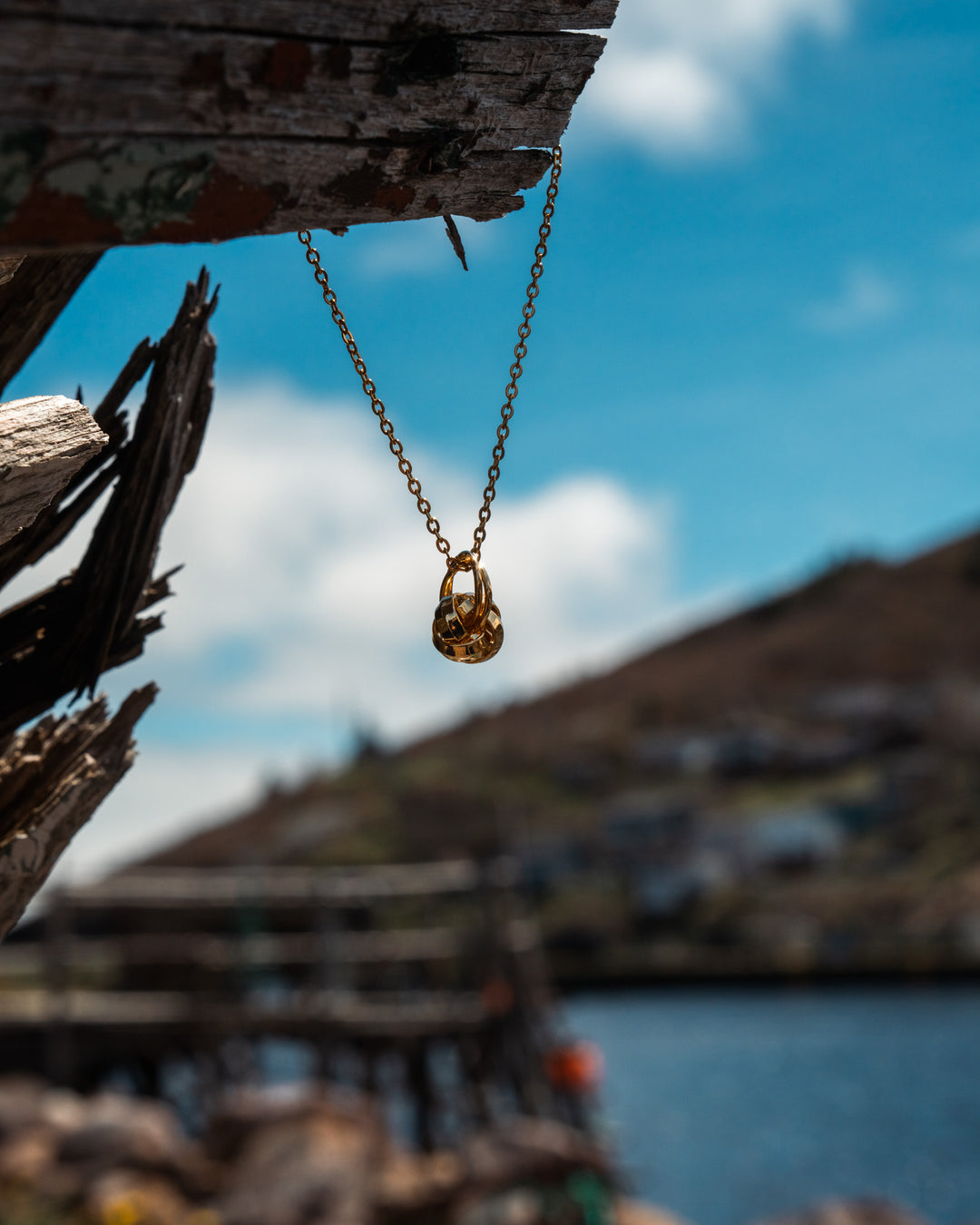 The Knots on Metal Necklace